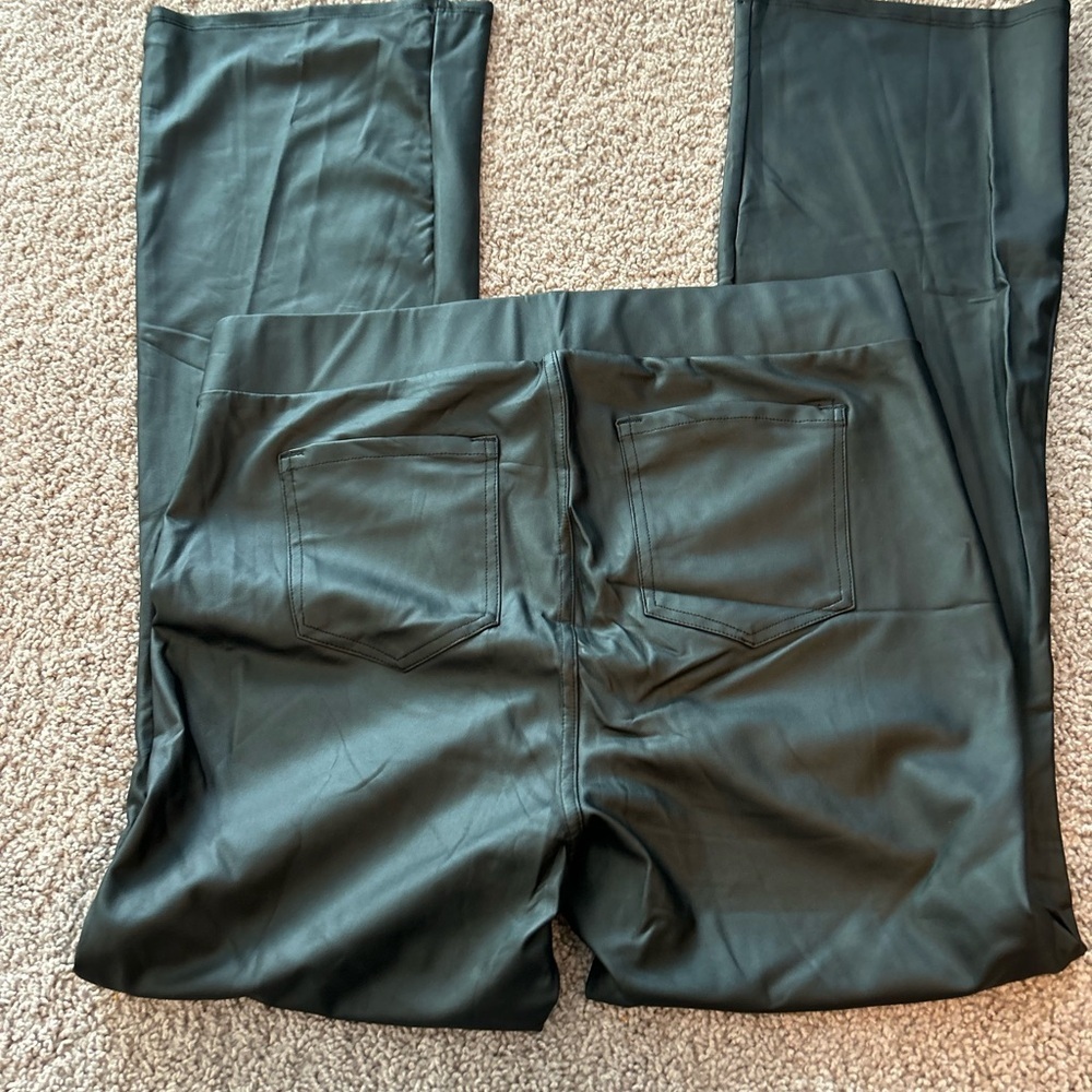 Torrid Women’s Faux Leather Pants NWOT
Size 1 (14) - Picture 3 of 4